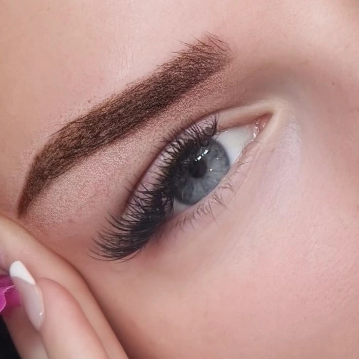 Fertig gepuderte Augenbrauen nach der Powder-Brows-Behandlung